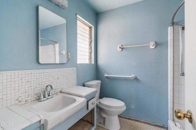 8731 Lucia Pl, Sun Valley, CA 91352 - full bathroom featuring a shower, toilet, backsplash, vanity, and speckle patterned floor