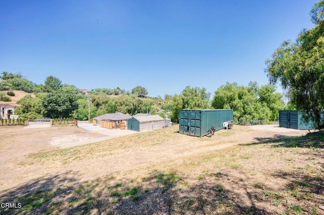 view of yard featuring an outdoor structure