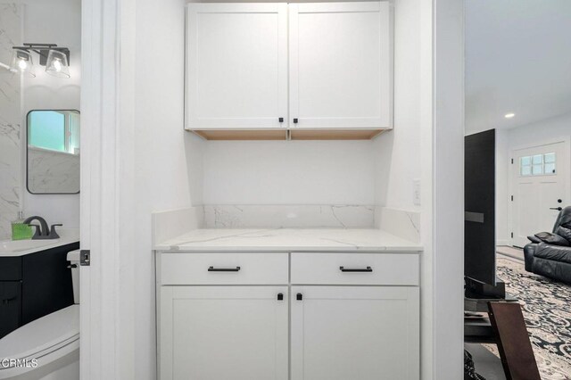 bar area featuring a sink and recessed lighting