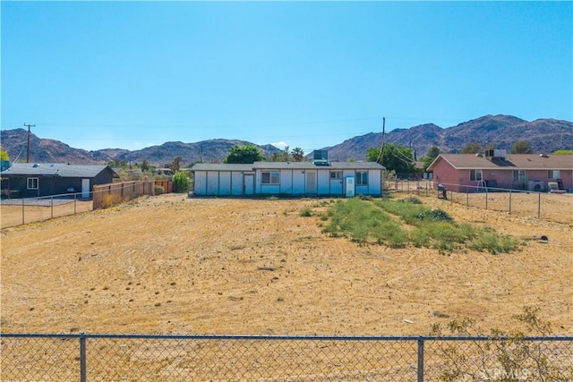 view of yard with a mountain view