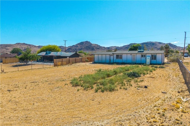 view of yard with a mountain view