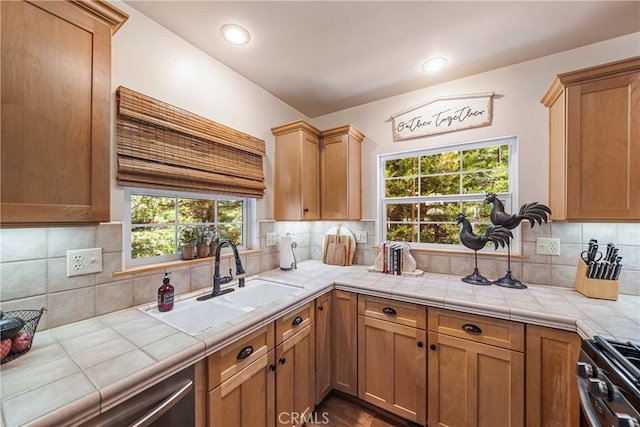 795 Glen View Ln, Twin Peaks, CA 92391 - kitchen featuring a sink, gas stove, backsplash, tile countertops, and recessed lighting