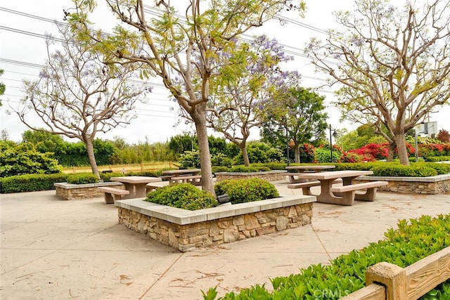 15561 Jasmine Pl, Tustin, CA 92782 - surrounding community featuring a patio area