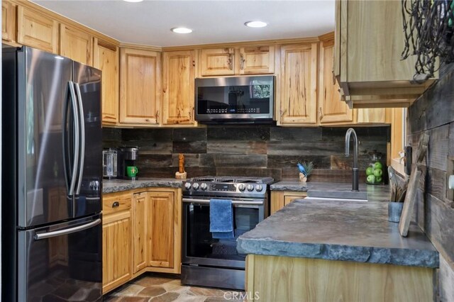 385 Iris Dr, Twin Peaks, CA 92391 - kitchen with appliances with stainless steel finishes, a sink, dark countertops, decorative backsplash, and recessed lighting
