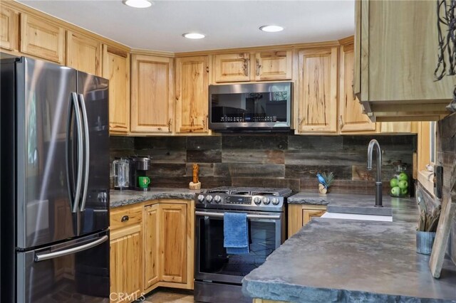 385 Iris Dr, Twin Peaks, CA 92391 - kitchen featuring stainless steel appliances, tasteful backsplash, dark countertops, recessed lighting, and a sink