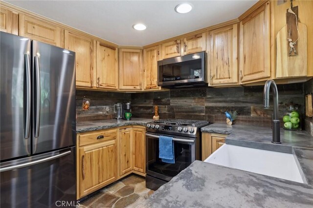 385 Iris Dr, Twin Peaks, CA 92391 - kitchen with appliances with stainless steel finishes, a sink, decorative backsplash, recessed lighting, and dark countertops