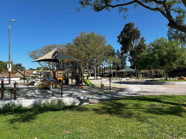 15576 Paseo Ajanta, San Diego, CA 92129 - community jungle gym with a yard