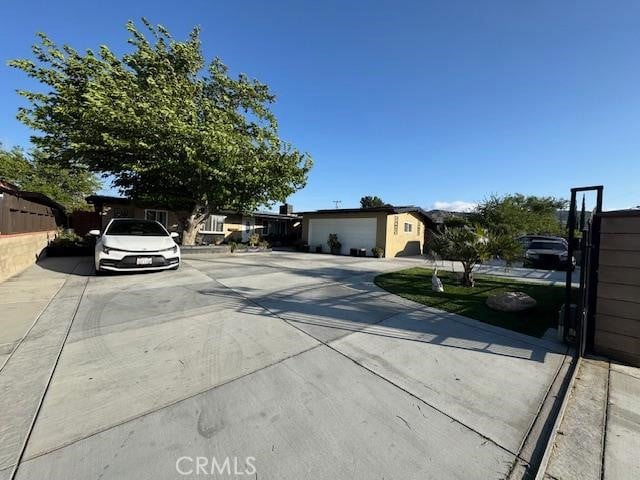 view of front of house with driveway