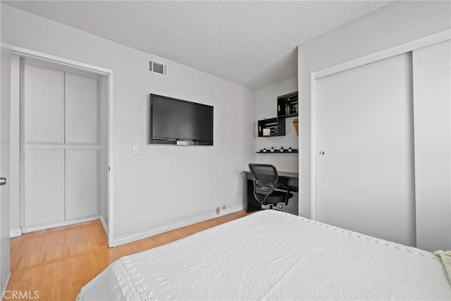20815 Norwalk Blvd Unit 6, Lakewood, CA 90715 - bedroom featuring light wood finished floors, a textured ceiling, baseboards, and a closet