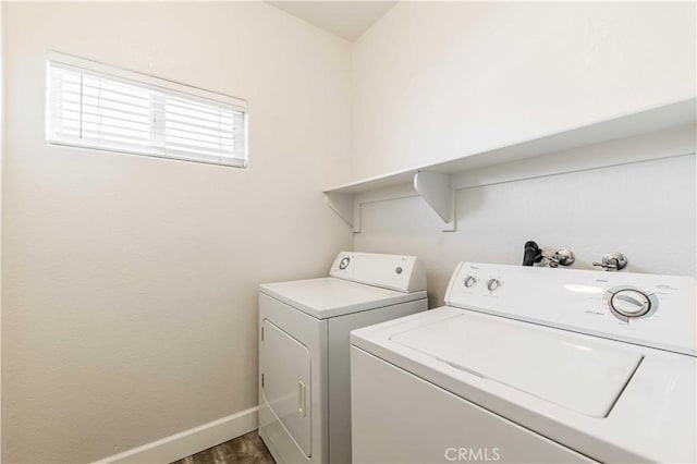 41410 Juniper St Unit 2622, Murrieta, CA 92562 - laundry area featuring independent washer and dryer, baseboards, and dark wood-style flooring