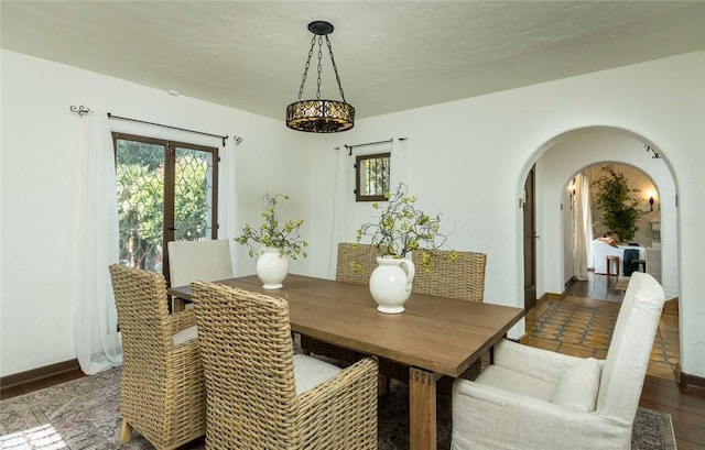 dining space featuring arched walkways