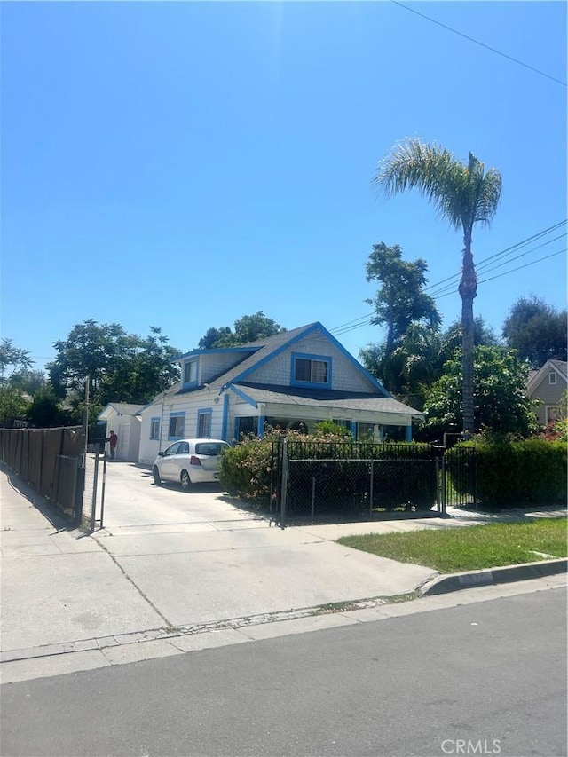 3352 Franklin Ave, Riverside, CA 92507 - view of front of property featuring a fenced front yard and driveway