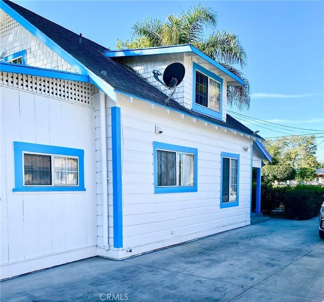 3352 Franklin Ave, Riverside, CA 92507 - view of side of home with a shingled roof