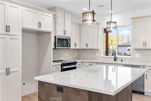 576 Roberts Rd, Paradise, CA 95969 - kitchen with stainless steel appliances, a sink, light wood-type flooring, recessed lighting, and backsplash