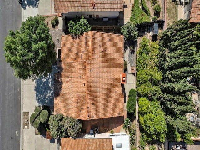 aerial view of property and surrounding area