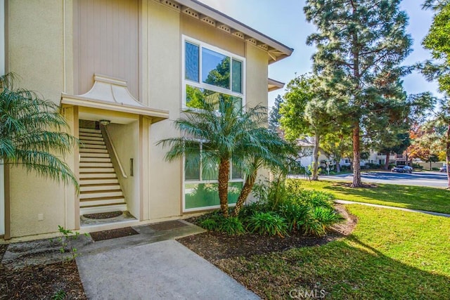 378 Avenida Castilla Unit O, Laguna Woods, CA 92637 - property entrance with a yard and stucco siding