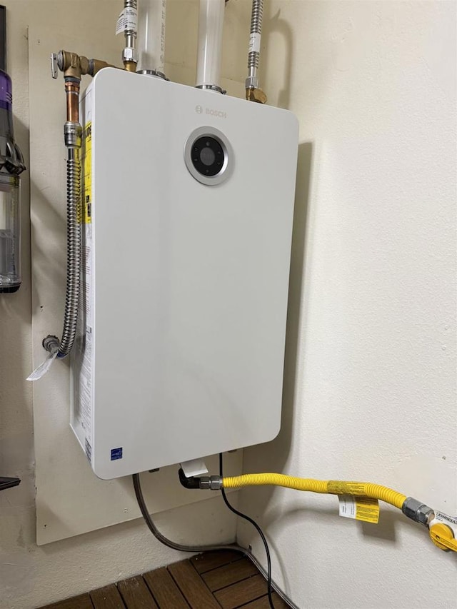 7975 Playmor Ter, San Diego, CA 92122 - utilities with water heater