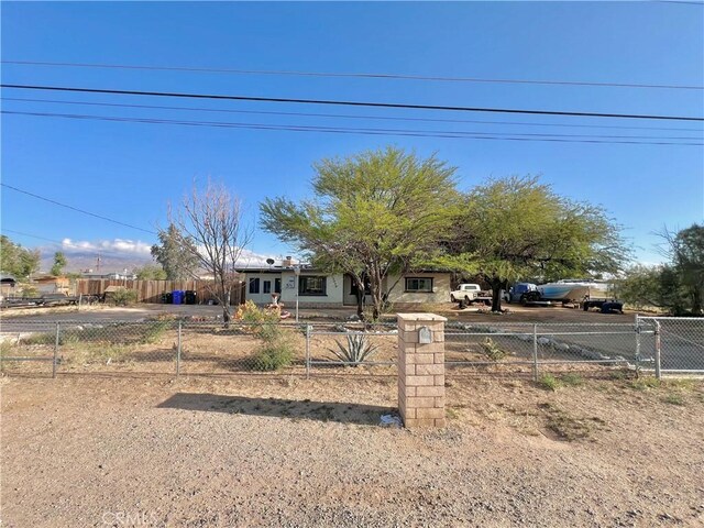 23079 Minnetonka Rd, Apple Valley, CA 92308 - view of front of home with a fenced front yard