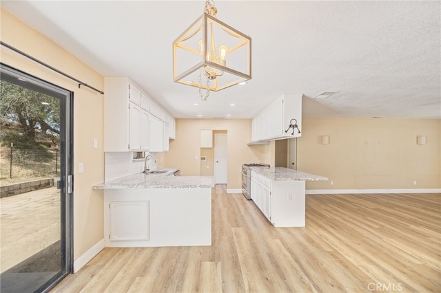 42490 Ranger Circle Way, Coarsegold, CA 93614 - kitchen with a sink, a peninsula, high end range, baseboards, and recessed lighting
