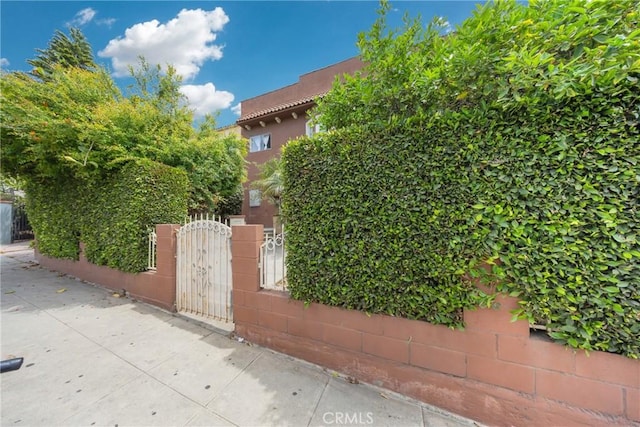 2006 S Harcourt Ave, Los Angeles, CA 90016 - view of gate
