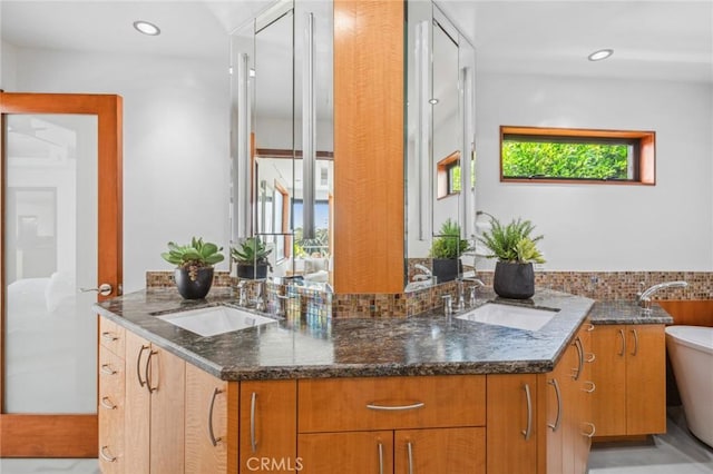 31532 Valido Rd, Laguna Beach, CA 92651 - bar area featuring a sink