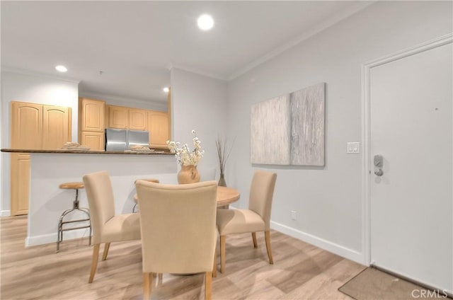 dining room with crown molding, light wood-style floors, recessed lighting, and baseboards