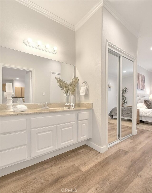 300 N El Molino Ave Unit 118, Pasadena, CA 91101 - ensuite bathroom featuring wood finished floors, vanity, crown molding, and baseboards
