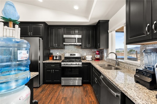 10779 Mills Rd, Apple Valley, CA 92308 - kitchen featuring stainless steel appliances, a sink, dark cabinetry, recessed lighting, and vaulted ceiling