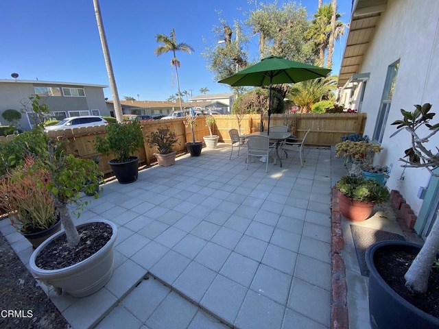 3407 Rexford St, Ventura, CA 93003 - fenced backyard with a patio area and outdoor dining area