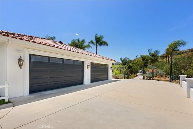3610 Monserate Hill Ct, Fallbrook, CA 92028 - garage featuring driveway