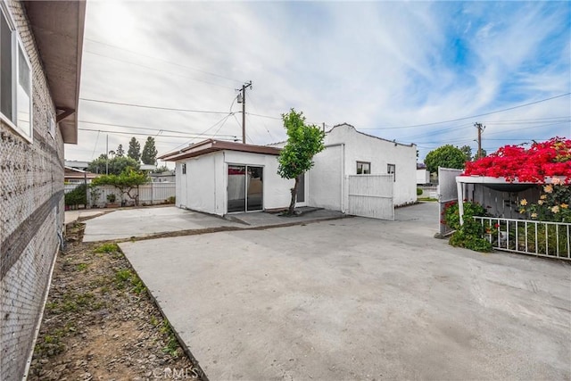 216 E El Segundo Blvd, Los Angeles, CA 90061 - back of property with a patio and stucco siding