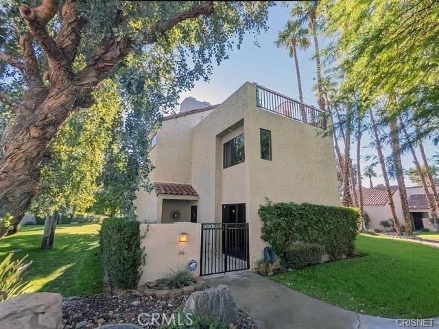 316 Forest Hills Dr, Rancho Mirage, CA 92270 - view of front facade featuring stucco siding and a gate