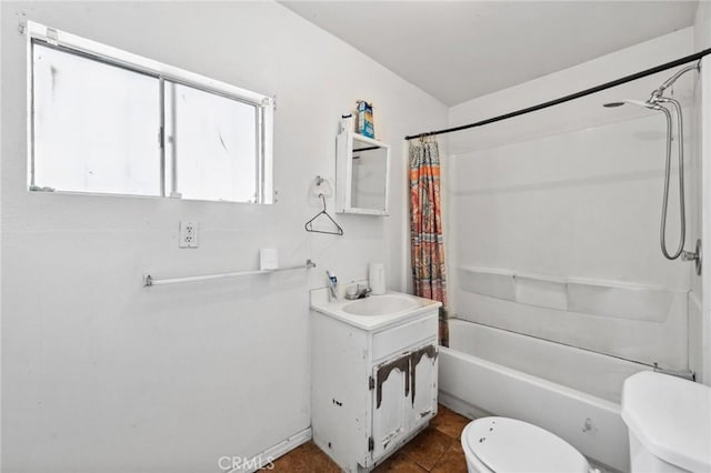 673 W 9th St, San Bernardino, CA 92410 - full bath featuring toilet, healthy amount of natural light, shower / bath combo with shower curtain, and vanity