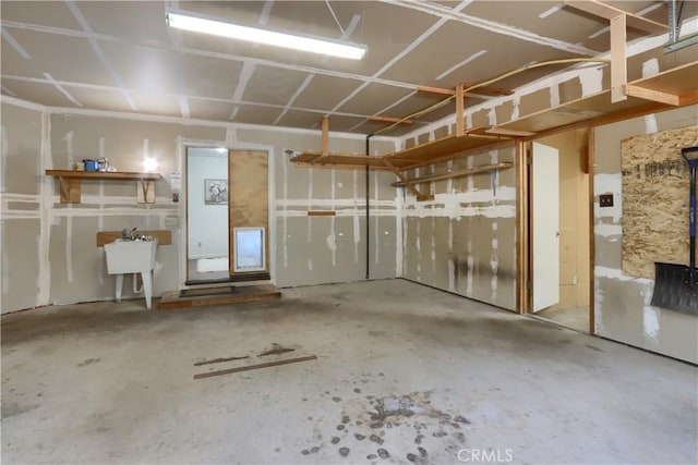 51864 Mountain Quail Pl, Oakhurst, CA 93644 - garage with a sink