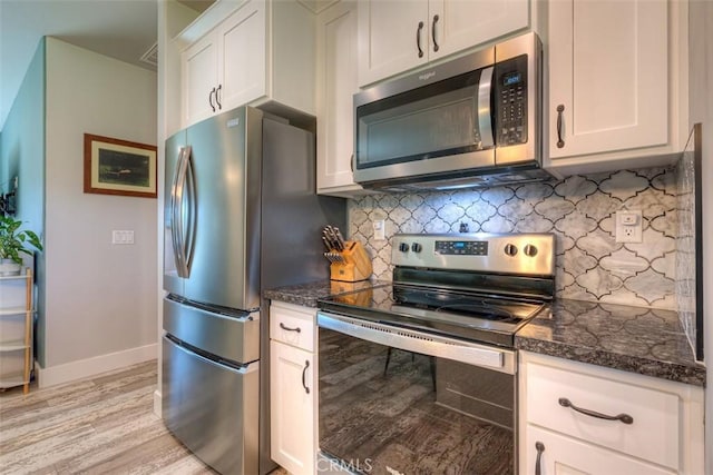 5981 Kibler Rd, Paradise, CA 95969 - kitchen with appliances with stainless steel finishes, baseboards, tasteful backsplash, light wood-style floors, and dark stone countertops