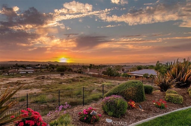 view of yard at dusk