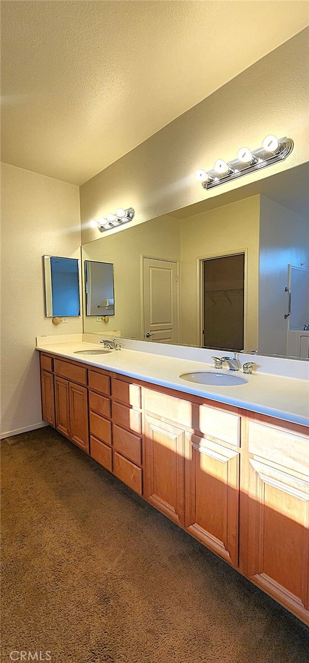 8281 Triplett Ln, Hemet, CA 92545 - full bathroom featuring double vanity, a textured ceiling, and carpet flooring