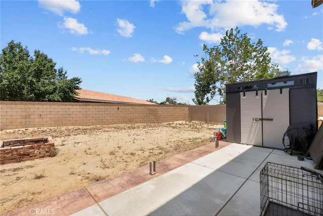 1021 Cambridge Ct, Lancaster, CA 93535 - fenced backyard with a patio