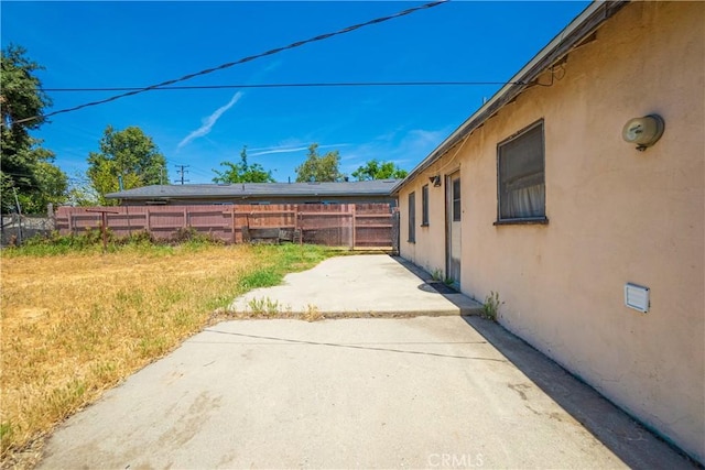 view of yard with a patio area
