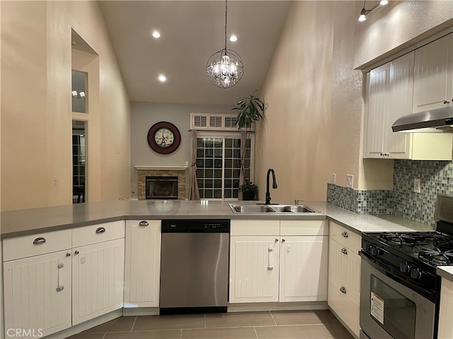 2929 Crape Myrtle Cir, Chino Hills, CA 91709 - kitchen featuring stainless steel appliances, a sink, under cabinet range hood, a chandelier, and a peninsula