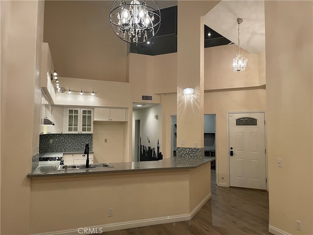2929 Crape Myrtle Cir, Chino Hills, CA 91709 - kitchen with a chandelier, a sink, a high ceiling, wood finished floors, and tasteful backsplash