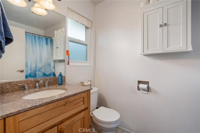 1561 W Wesley Pl, Hemet, CA 92543 - full bath featuring toilet, vanity, and curtained shower