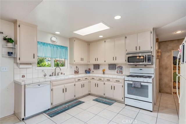 1561 W Wesley Pl, Hemet, CA 92543 - kitchen featuring white appliances, a sink, tile countertops, decorative backsplash, and recessed lighting