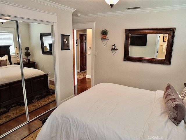 1820 Carfax Ave, Long Beach, CA 90815 - bedroom featuring dark wood-type flooring, crown molding, a closet, and baseboards