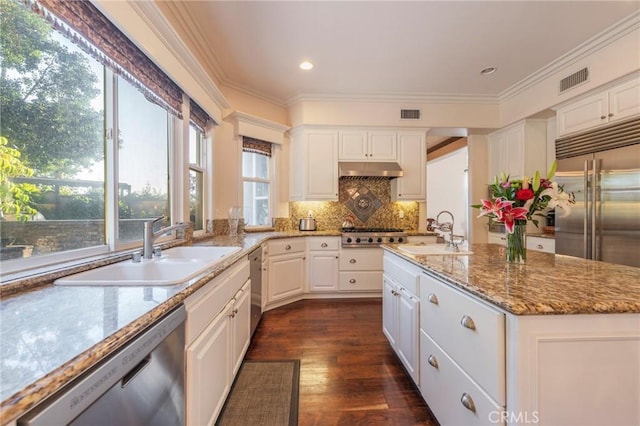 435 S Estate Dr, Orange, CA 92869 - kitchen featuring a sink, stainless steel appliances, white cabinetry, dark wood finished floors, and ornamental molding