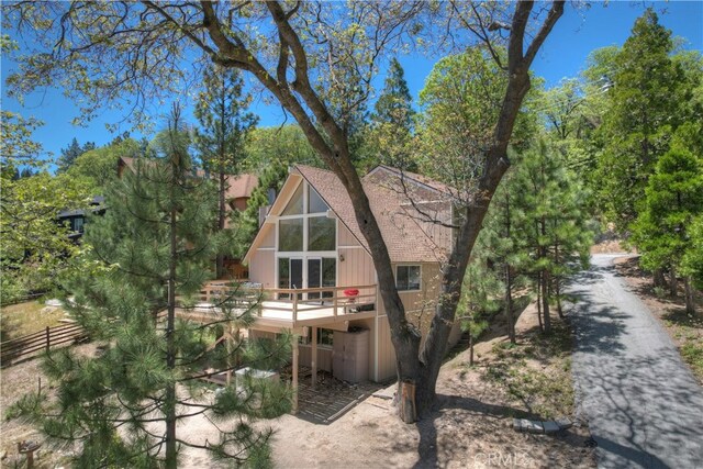 27559 N Bay, Lake Arrowhead, CA 92352 - rear view of property with a wooden deck and a shingled roof