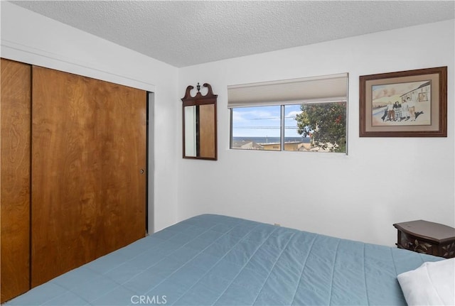 1983 Cirlce Dr, Cayucos, CA 93430 - bedroom featuring a textured ceiling and a closet