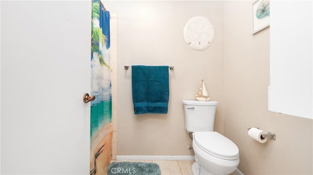 3458 Santa Barbara Ct, Palmdale, CA 93550 - full bathroom featuring toilet, baseboards, and a shower with curtain