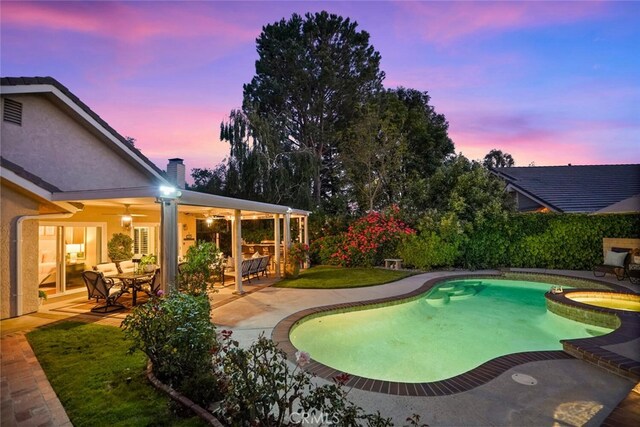 6617 Oak Forest Dr, Oak Park, CA 91377 - view of pool featuring ceiling fan, a pool with connected hot tub, and a patio