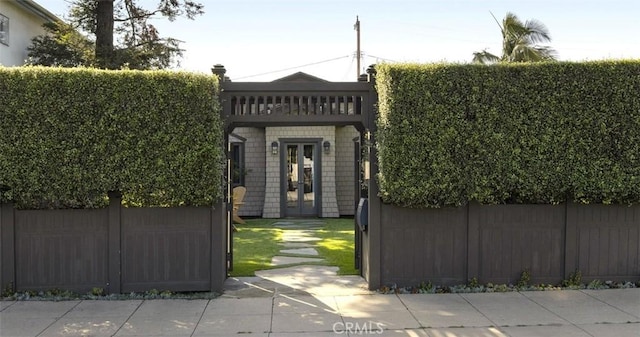 929 Lake St, Venice, CA 90291 - gate featuring french doors